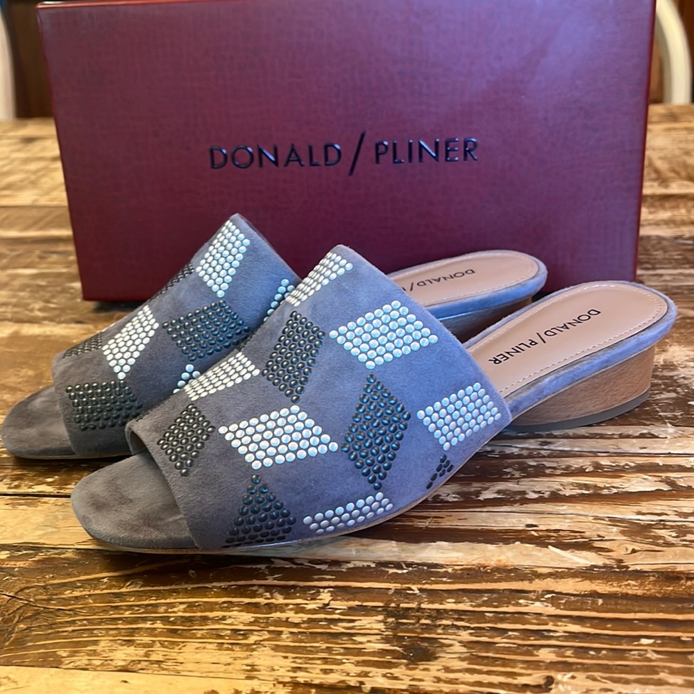 NWT- Donald Pliner RIMINI heeled sandal in fashion-forward satin.